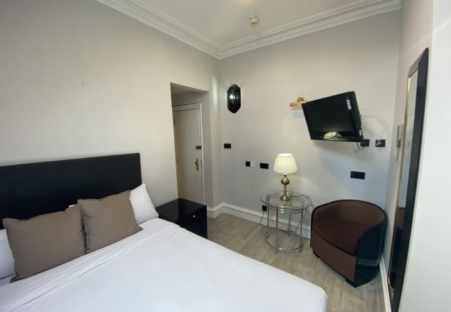 Rent by room in Edinburgh - No.6 West Coates 8 Double