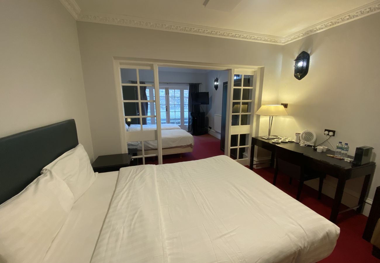  No.6 West Coates Family Suite in Edinburgh with queen and single beds