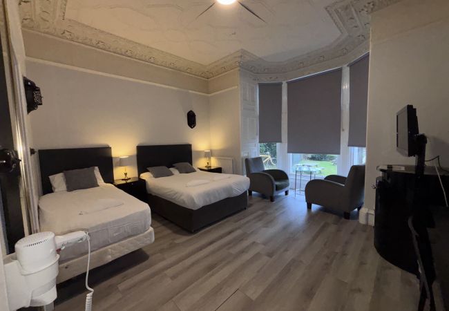 Rent by room in Edinburgh - No.6 West Coates 1 Triple