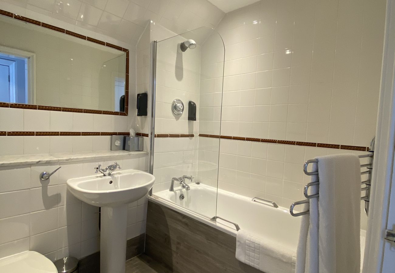 No.6 West Coates Triple Room Boutique Hotel in Edinburgh