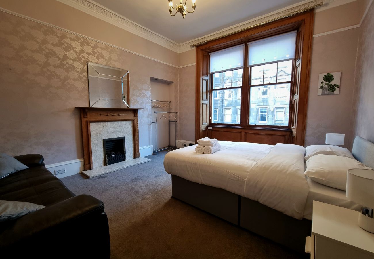 Apartment in Edinburgh - - Bright 3 bedroom Apt Edinburgh